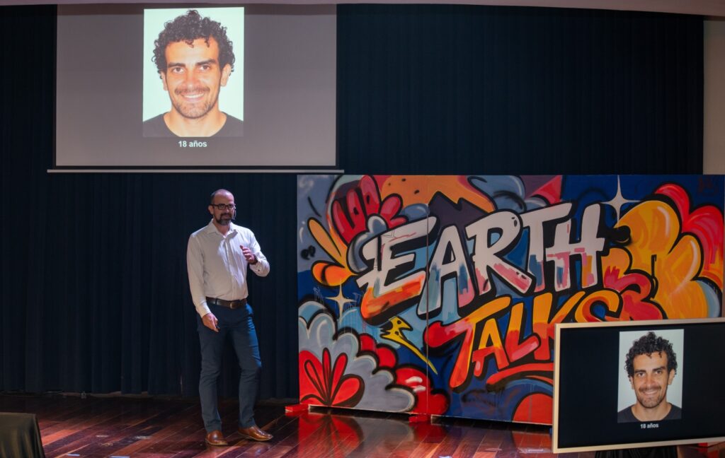 El profesor Daniel De Sárraga en su presentación "Te quiero...¿al contado o al crédito?".